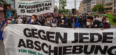Protest bleibt weiter nötig: Demonstrierende fordern ein Ende je...