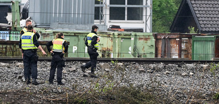 Polizisten nahe der Unfallstelle bei Garmisch-Partenkirchen (7.6...