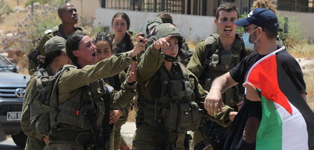 Israelische Armeeangehörige bedrängen am Dienstag einen Demonstr...