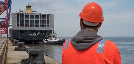 »Keyworker der Lieferketten«: Hafenarbeiter und Containerfrachte...