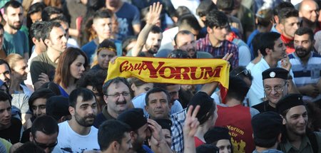 Fans feiern Grup Yorum auf einem Volkskonzert in Istanbul (28.6....