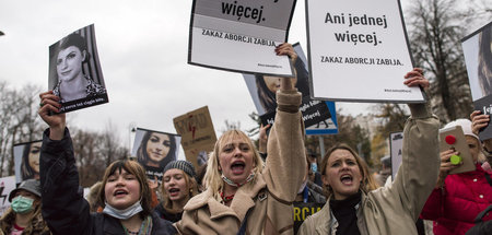»Nicht eine mehr«: Protest in Warschau gegen das faktische Abtre...