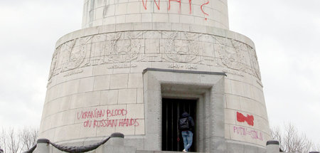 Schmierereien am Sowjetischen Ehrenmal im Treptower Park (Berlin...