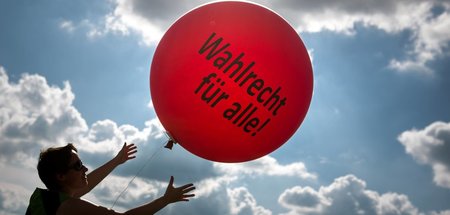 Wenn es nur so einfach wär’: Aufsteigender Protestballon auf dem...