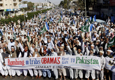 »Bomben – Obamas erstes Geschenk für Pakistan«: Demonstration am...