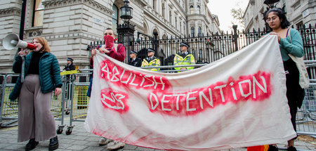 »Abschiebehaft abschaffen«: Protest im Londoner Regierungsvierte...