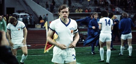 Kapitän Bernd Bransch betritt das Spielfeld: WM 1974, erste Fina... Kapitän Bernd Bransch betritt das Spielfeld: WM 1974, erste Fina...