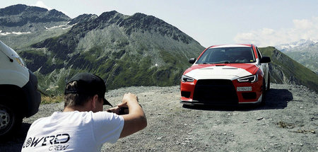 Und jetzt Rückwärtsgang einlegen: Getuntes Auto vor Abgrund als ...