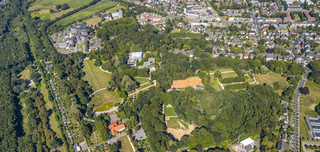 Blick auf das Marienhospital in Bottrop, den Köllnischen Wald un...