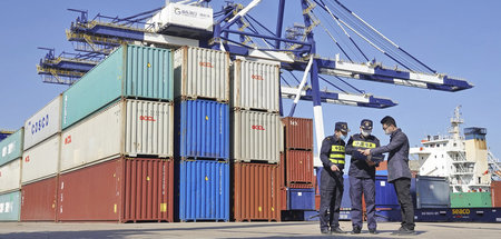 Alles in Ordnung: Zollkontrolle am Containerhafen in der ostchin...