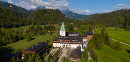 Schloss Elmau: Das Luxushotel in den Bergen wird zur weiträumig ...