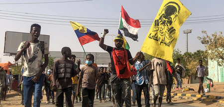 Aufzug gegen Militärputsch vor einem Jahr und politisch-soziale ...