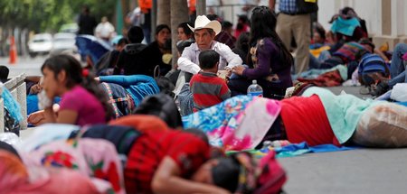 Familien der Mam harren vor dem Präsidentensitz aus und fordern,...