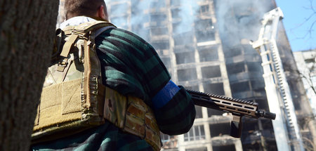 Bewaffneter Mann mit schusssicherer Weste in Kiew (15.3.2022)