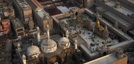 Die Nähe täuscht: Die Gyanvapi-Moschee links und der Kashi-Vishv...