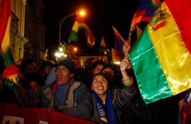 Demonstranten in La Paz feiern die Annahme der neuen Verfassung