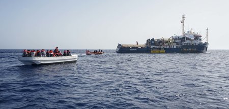 Die »Sea-Watch 3« bei der Rettung weiterer Geflüchteter und Migr...