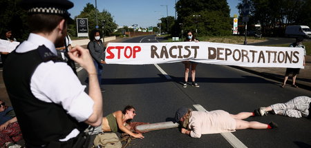 Aktivisten blockieren am Dienstag den Weg vor dem Colnbrook Immi... Aktivisten blockieren am Dienstag den Weg vor dem Colnbrook Immi...