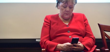 Nachrichten aus der Heimat checken: Damalige Bundeskanzlerin Mer... Nachrichten aus der Heimat checken: Damalige Bundeskanzlerin Mer...