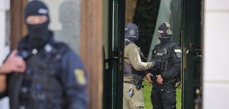 Vermummt in Connewitz: SEK-Beamte am Mittwoch in einem Leipziger... Vermummt in Connewitz: SEK-Beamte am Mittwoch in einem Leipziger...