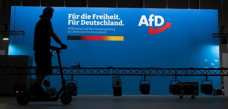 Die Kulisse für den Führungskampf innerhalb der rassistischen Pa... Die Kulisse für den Führungskampf innerhalb der rassistischen Pa...