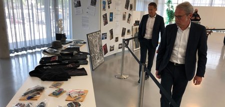 Fundsachen: Innenminister Georg Maier (hinten) und LKA-Chef Jens... Fundsachen: Innenminister Georg Maier (hinten) und LKA-Chef Jens...