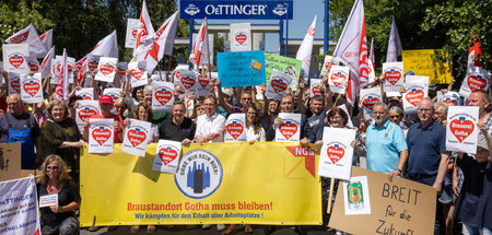 Beschäftigte und Gewerkschafter protestieren vor dem Werkstor fü