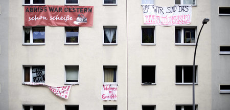 »Wohnen ist Grundrecht«: Protestplakate an der Fassade der Berli...
