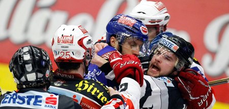 Nicht selten arteten die Derbys des KAC aus Klagenfurt und VSV a...