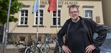 Sören Pellmann vor dem Liebknecht-Haus in Leipzig (23.5.2022)