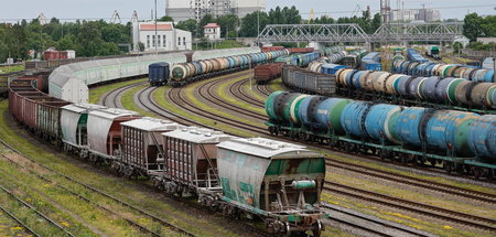 Güterzüge am Bahnhof Kaliningrad-Sortirowochny am Sonntag