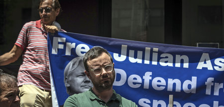 Gabriel Shipton, Bruder von Julian Assange, während einer Presse...