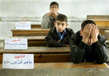 Schuld der Hamas? Palästinensische Kinder in einer Schule in Dsc...