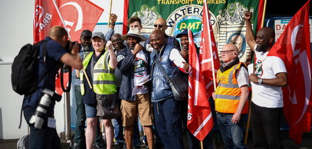 Streiken für höhere Löhne: Bahnbeschäftigte am Dienstag in Londo...