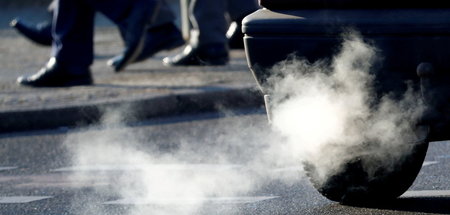Bald exklusiv für Gebrauchtwagen und Oldtimer: Auspuff eines Pkw... Bald exklusiv für Gebrauchtwagen und Oldtimer: Auspuff eines Pkw...