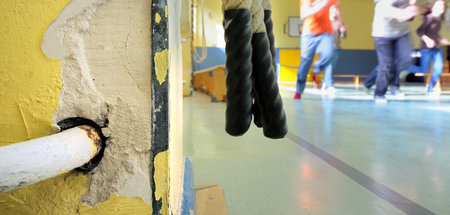 Wo der Putz bröckelt: Turnhaler einer Schule in Darmstadt (3.3.2... Wo der Putz bröckelt: Turnhaler einer Schule in Darmstadt (3.3.2...
