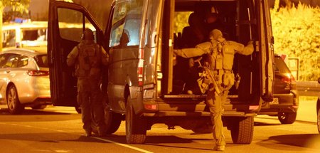 Mitglieder eines Polizei-Spezialkommandos nach der Festnahme von...