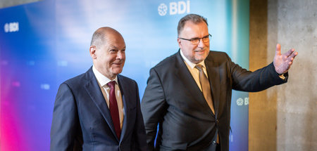 Hier entlang: BDI-Chef Siegfried Russwurm (r.) weist Bundeskanzl...