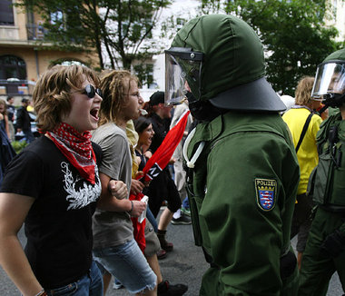 Auf Konfrontationskurs: Beamte in voller Montur auf der Studente...