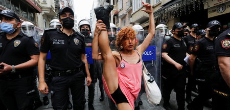 Protest gegen das Verbot der Pride-Parade im vergangenen Jahr in...