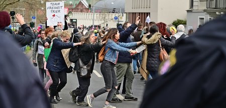 Könnten Fans sein: Querdenkerpolonaise in Wiesbaden (17.4.2021)