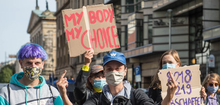 »Mein Körper, meine Entscheidung«: Protest gegen Aufmarsch von A...
