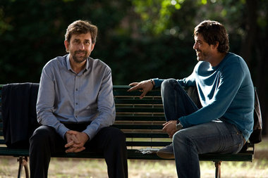 Nanni Moretti bleibt einfach auf der Bank sitzen und schaut sich...