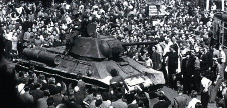 Sowjetischer Panzer von Demonstranten umringt auf dem Jenaer Hol...