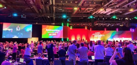 Delegierte applaudieren am Freitag nach der Rede von Janine Wiss