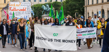 Gegen G7: Teilnehmer der Fridays-for-Future-Demonstration am Fre...