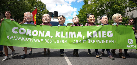 Protest gegen die Arroganz der vermeintlichen Weltenherrscher (M...