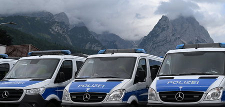 Großaufgebot zum Gipfel: Mannschaftswagen am Freitag in Garmisch...