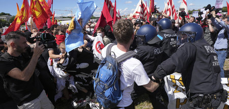 Einsatzkräfte griffen auf der Theresienwiesen den antikapitalist...