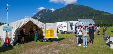 Der Eingangsbereich des Zeltlagers am Sonnabend in Garmisch-Part...